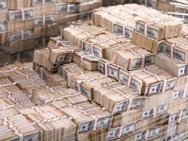 Состоятельные инвесторы запасаются наличкой, страхуя риски выборов США